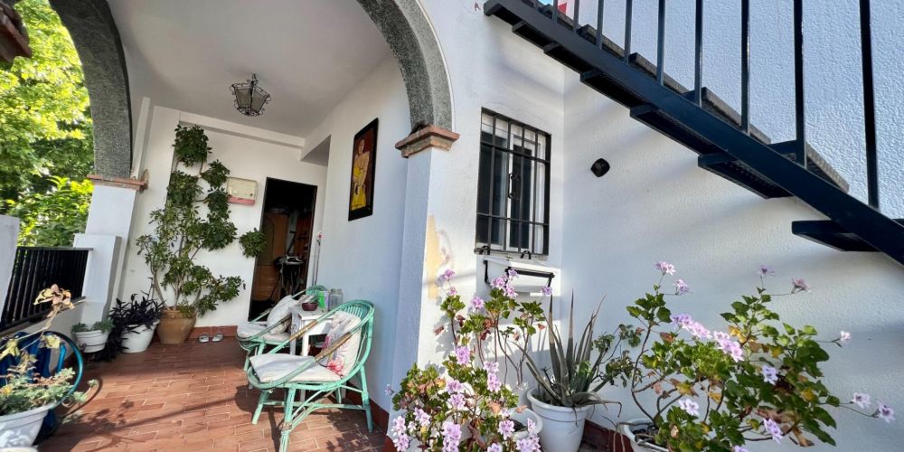 ENCANTADORA CASA ADOSADA EN EL NARANJO