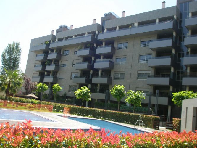 RESIDENCIAL CON PISCINA EN TABLERO