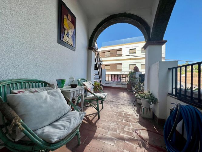 ENCANTADORA CASA ADOSADA EN EL NARANJO