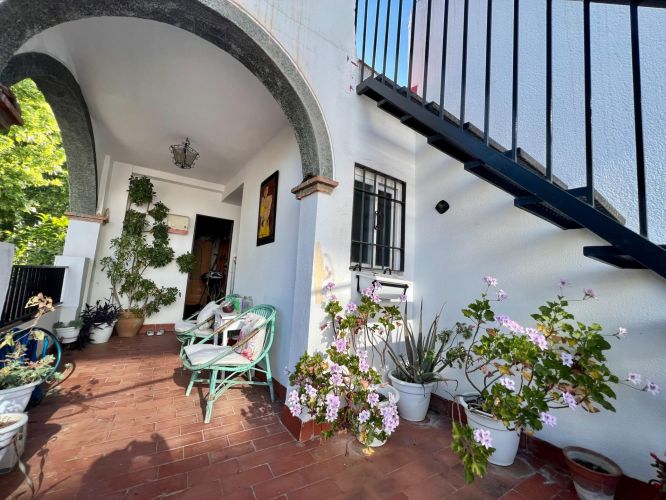 ENCANTADORA CASA ADOSADA EN EL NARANJO